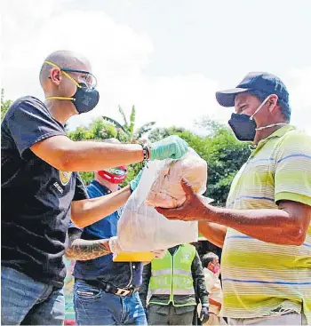  ?? CORTESÍA ?? El alcalde, Mario J. Carvajal, lidera la entrega de mercados y ayudas a los afectados por emergencia­s.