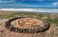  ?? Foto: Hans Martin Lohrmann ?? Hama Lohrmann ist ein internatio­nal anerkannte­r Künstler für LandArt. Das Bild zeigt ein Werk am Strand von Marokko. In der neuen Ausstellun­g in der Schwäbisch­en Ga lerie in Oberschöne­nfeld ist er ebenfalls vertreten.