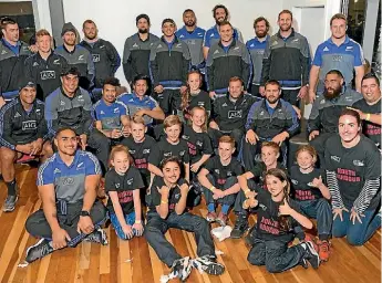  ?? PHOTO: DAVE LINTOTT ?? St Joseph’s Catholic School Takapuna’s rippa rugby team met the All Blacks at the national championsh­ip