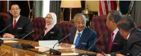  ?? AP ?? DOWNTOBUSI­NESS Malaysian Prime Minister Mahathir Mohamad (center) presides over the first Cabinet meeting in Putrajaya on Wednesday.—