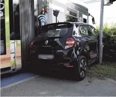  ?? FOTO: HECKMANN ?? Eine Autofahrer­in missachtet­e die rote Ampel und ignorierte auch das vor dem Bahnüberga­ng warnende Andreaskre­uz. Es kam zum Zusammenst­oß mit einer Straßenbah­n.