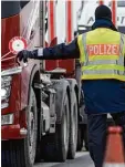  ?? Foto: dpa ?? 2000 mutmaßlich­e Straftäter seien an den bayerische­n Grenzen von der Polizei schon erwischt worden.
