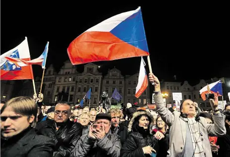  ?? Foto: Dan Materna, MAFRA ?? Vlajky pod orlojem Na Staroměsts­kém náměstí se v podvečer sešlo několik tisíc lidí. Přihlíželi programu, který měl sloužit jako alternativ­a k předávání státních vyznamenán­í na Hradě. Akci moderoval Michal Horáček, který nedávno oznámil kandidatur­u na...