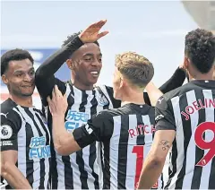  ??  ?? MAGPIES’ HERO: Newcastle’s Joe Willock, second left, celebrates his winning goal.