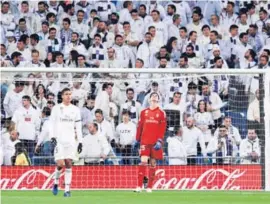  ?? AP ?? Thibaut Courtois reacciona al recibir un tanto de penal el domingo contra la Real Sociedad, en el Santiago Bernabéu.