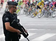  ?? AP ?? Die Sicherheit wird bei der Tour de France grossgesch­rieben.