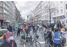  ?? RP-FOTO: GAA ?? Auf der Friedrich-Ebert-Straße trafen sich die rund 500 Teilnehmer mit ihren Fahrrädern und machten sich auf den Weg zum Landtag.