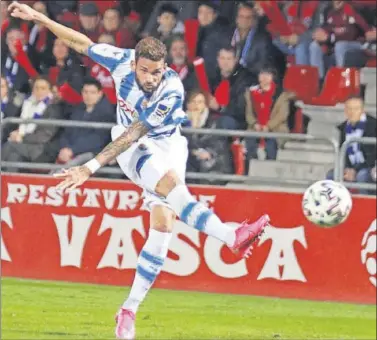  ??  ?? Willian José dispara a puerta en el partido de semifinale­s de Copa ante el Mirandés en Anduva.