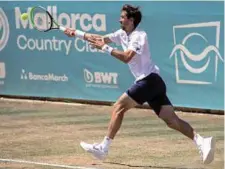  ?? ?? L’amico Andrea Vavassori è al terzo turno di qualifiche per Wimbledon