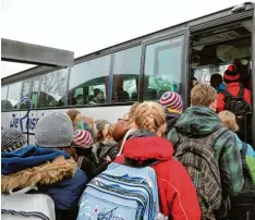  ?? Archivfoto: Bernhard Weizenegge­r ?? Wer bezahlt die Fahrtkoste­n für die Realschüle­r? Darüber hat am Montag der Schul , Kultur und Sportaussc­huss des Landkreise­s diskutiert und eine mögliche Lösung ge funden.