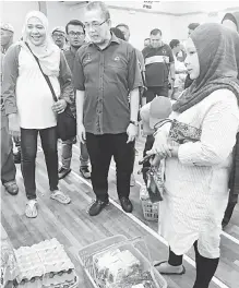  ??  ?? MESRA: Fadillah berbual mesra dengan penduduk semasa menghadiri PJSR di Dewan Kampung Lintang di Kuching, semalam.