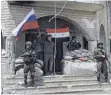  ?? FOTO: DPA ?? Syrische und russische Soldaten bewachen einen Militärpos­ten in der Region Ost-Ghuta.