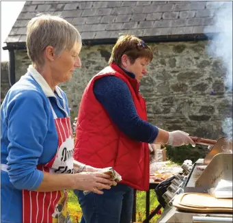  ??  ?? Pauline Taite and Mena Scales looking after the burger stand at the Cushinstow­n field day.