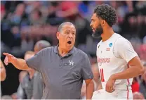  ?? TONY GUTIERREZ/ASSOCIATED PRESS FILE PHOTO ?? Houston head coach Kelvin Sampson, left, talks with Damian Dunn on March 29 against Duke in the NCAA Tournament in Dallas. Sampson was named The AP Coach of the Year on Friday.