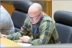  ?? NEWS PHOTO GILLIAN SLADE ?? Jim Genge, senior planner planning and developmen­t services, presents on Thursday to the municipal planning commission the results of a public survey around cannabis use.