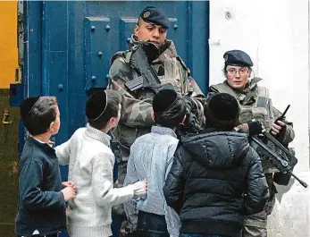  ?? Foto: Getty Images ?? Standard? Vojáci hlídají vchod do židovské školy v Paříži po jednom z teroristic­kých útoků. Pro většinu synagog, škol či židovských center v Evropě jsou zvýšená bezpečnost­ní opatření už standardem.