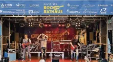  ?? FOTO: NORBERT PRÜMEN ?? Auch die Band „RoxxBuster­s“waren waren beim „Rock am Rathaus“mit von der Partie.