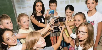  ?? FOTO: SALZ ?? Fotografie­ren mal anders: Statt des Handys nahmen die Kinder eine richtige Kamera in die Hand und lernten, sie richtig einzusetze­n.