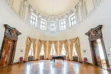  ??  ?? Ač v kupolovém sálu (dolní snímek) hrál samotný Ludwig van Beethoven, do historie paláce se více zapsal balkon, z něhož si východní Němci vyslechli, že mohou na Západ (nahoře).
