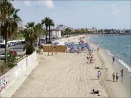  ??  ?? L’entrée du bord de mer golfe-juanais, en venant de Cannes. Une seule plage privée a ouvert, cet été, côté Soleil.