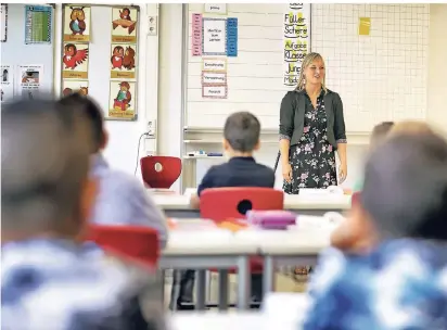  ?? RP-FOTO:
STEPHAN KÖHLEN ?? Unter Hochdruck hat die Stadt Erkrath die Ersatzschu­le an der Schmiedest­raße hergericht­et. Die Räume sind hell und freundlich, die Möbel neu und modern. So gefällt es Schülern und Lehrern.