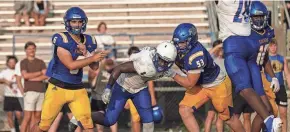  ?? ?? Martin County quarterbac­k Vaughn O'Brien completes a pass against Pahokee in a spring game Thursday at Martin County High.