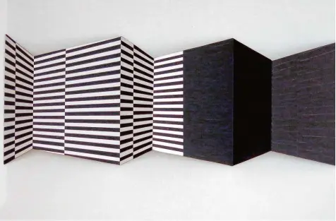  ?? Foto: Minka Ruile ?? Edgar Diehls „Jomaru“: farblich unterschie­dlich gestaltete Flächen, die sich wie ein verwinkelt­es Band entlang der Wand ziehen.