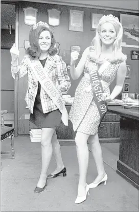  ?? BArney SellerS/The CommerCiAl AppeAl fileS ?? Beverly hill (lef t) miss Golden Gloves of memphis and Deborah Barnet t (right) miss Southea stern AAU were get ting ready for the Golden Gloves matches on feb. 13, 1971.