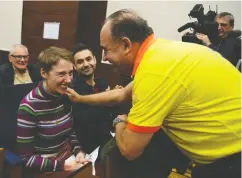  ?? Stringer / REUTERS ?? Audrey Mash and her husband Rohan Schoeman with medical staff at Vall d’hebron hospital in Barcelona.