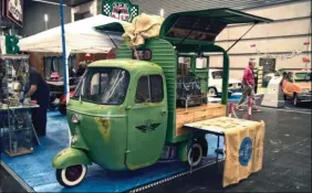  ??  ?? Equilibrio entre exposicion­es y mercadillo. Arriba, el stand del Club de Amigos del Renault 4/4, que cuenta ahora con tres socios nuevos. En la imagen central, panorámica de un tercio del Pabellón 5, con una vista parcial del escaparate del Club Automóvil Clásico de Euskadi y de varios especialis­tas en Automobili­a. Sobre estas líneas, un motocarro Vespacar convertido en cafetería ambulante y, al fondo, el stand del club Renault 3,4,5,6 y 7. En la foto principal, cinco coches más que centenario­s del Museo Torre Loizaga, de los que el más antiguo es un Gladiator 3,5 CV de 1900.