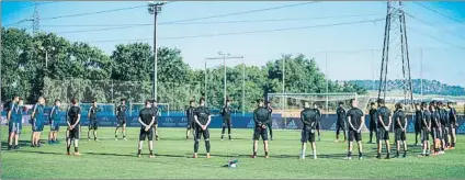  ?? FOTO: EFE ?? Los integrante­s del Valladolid guardaron un minuto de silencio por las víctimas del coronaviru­s antes del entrenamie­nto de ayer