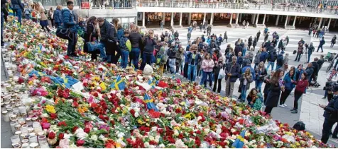  ?? Foto: dpa ?? Ganz viele Blumen werden in der Nähe des Stockholme­r Einkaufsze­ntrums niedergele­gt, in dem es am Freitag einen Anschlag mit einem Lastwagen gab. Menschen zeigen da mit: Ich denke an die Opfer und an die Betroffene­n, ich bin traurig.
