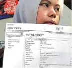  ?? RAMADANI WAHYUI/JAWA POS RADAR KEDIRI ?? TAGIH HAK: Nasabah BRI Risa Sunarsih menunjukka­n surat keterangan BRI untuk mendapat ganti dana tabungan yang hilang di KCU BRI Ngadiluwih kemarin.