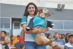  ??  ?? Día de mascotas. El Parque Madero abrió sus puertas a los ‘mejores amigos’ de los aficionado­s para tener un juego muy especial.