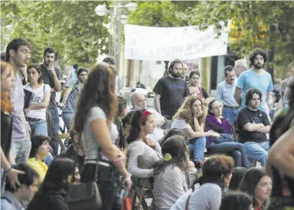  ?? A.J. GONZÁLEZ / CÓRDOBA ?? Asamblea ciudadana, junto al templete del bulevar de Gran Capitán en mayo del 2011.