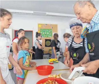  ?? FOTO: BAUCH ?? Pierina und Hans Langer kochen zusammen mit den Kindern italienisc­he Gerichte.