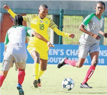  ?? Picture: BRIAN WITBOOI ?? COMING THROUGH: SA’s Nompumelel­o Nyandeni is challenged by Irlac Floriette Ramananten­osoa and Noriaty Nirina Tsifoy of Madagascar during their Cosafa Women’s Championsh­ip game at the Wolfson Stadium in Kwazakhele