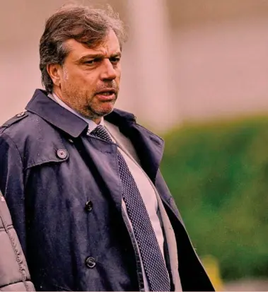  ?? ?? La forza delle idee A sinistra il tecnico della Juve Massimilia­no Allegri, 56 anni. A destra Cristiano Giuntoli, 52, direttore sportivo dei bianconeri dal luglio 2023, dopo aver ricoperto il ruolo nello Spezia (promozione in B), nel Carpi (4 promozioni in 5 stagioni, dalla Serie D alla A), e nel Napoli (scudetto 2022-23)