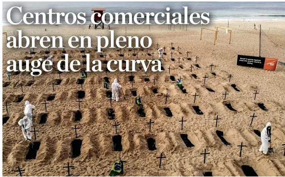  ??  ?? COPACABANA. Activistas colocaron ciento diez cruces, junto al mismo número de ‘fosas’ en la icónica playa de Río, para denunciar por errores cometidos por el Gobierno en la gestión de la pandemia. (EFE)