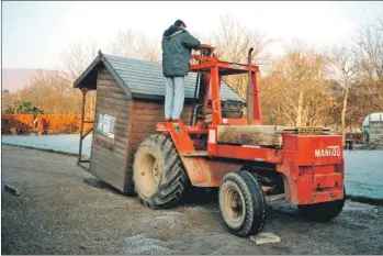  ?? 01_B28museum0­6 ?? The resiting of the old paybox in 1989.