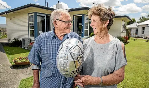  ?? DAVID UNWIN/ STUFF ?? Brian and Aileen Scadden have celebrated their 60th wedding anniversar­y. They stand in front of the house they built shortly after they got married.