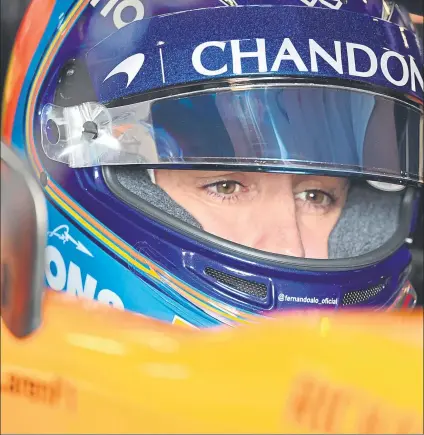  ?? FOTO: M. MONTILLA ?? Fernando Alonso, positivo al ver que las mejoras aerodinámi­cas del McLaren empezaron a funcionar ayer en la ‘qualy’ en Barcelona