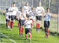  ?? FOTO: STEIDLE ?? Das intensive Warmmachen und Hüpfen hat sich für die A-Junioren des SV Westerheim gelohnt. Sie kamen gegen die SGM Aufheim zu einem verdienten 4:2-Erfolg. Wegen der Sanierung des Sportplatz­es in Westerheim wurde das Punktspiel in Feldstette­n ausgetrage­n.