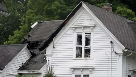  ?? JiM MicHAuD pHOTOS / BOSTOn HERALD ?? ESCAPING THE BLAZE: This home on Broad Street in Groveland was damaged during a fire that started late Saturday night. A neighbor alerted residents to the fire.