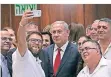  ?? FOTO: AP ?? Regierungs­chef Netanjahu beim Selfie nach dem Votum.