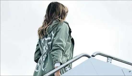  ?? CHIP SOMODEVILL­A / AFP ?? Mensaje equívoco. Al marcharse de McAllen (Texas), donde visitó un centro con menores internados separados de sus familias, Melania Trump se puso una parka con el mensaje: “I really don’t care. Do you?” (Realmente no me importa, ¿a ti sí?)