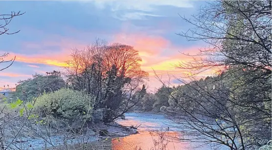  ?? ?? Colourful 1 Sunset over the River Devon eCstaupart­yioant Cianmhbeur­seby Graeme Abel