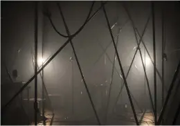  ?? FOTO: TeO lAnerVA/PreSSBIld ?? ■
Stålbalkar och teaterrök skapar intrycket av en dimmig skog av metall i det interaktiv­a verket Mechanit 2.0.