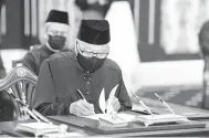  ?? — Gambar Bernama ?? PIKUL TANGGUNGJA­WAB: Ismail Sabri ketika dilantik sebagai Perdana Menteri yang ketiga pada zaman pemerintah­an Yang di-Pertuan Agong Al-Sultan Abdullah.