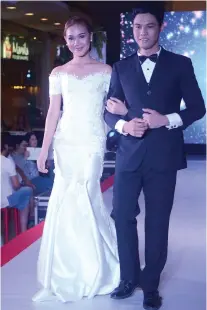  ?? GOWN BY BEBES GARSO | TUXEDO BY WILMA MENARES ??